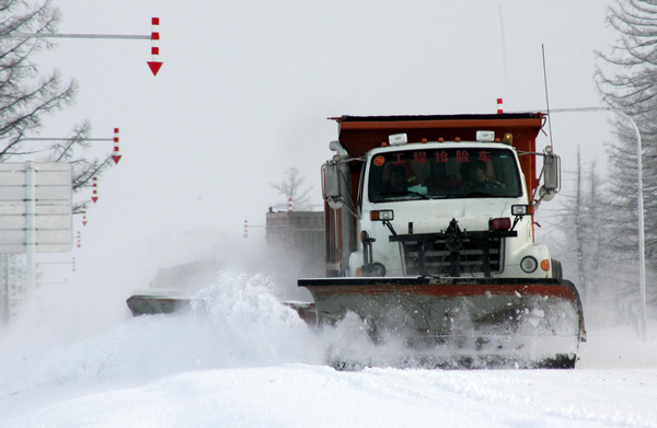 Heavy snow hits Xinjiang