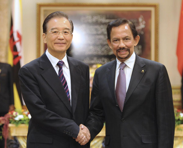 Chinese, Bruneian leaders pledge to enhance ties