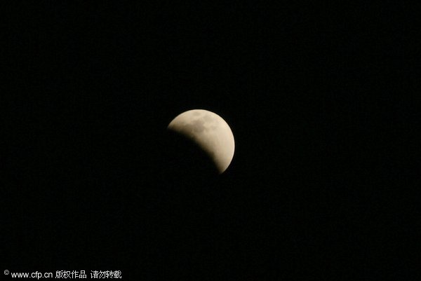 Chinese enjoy best lunar eclipse in decade