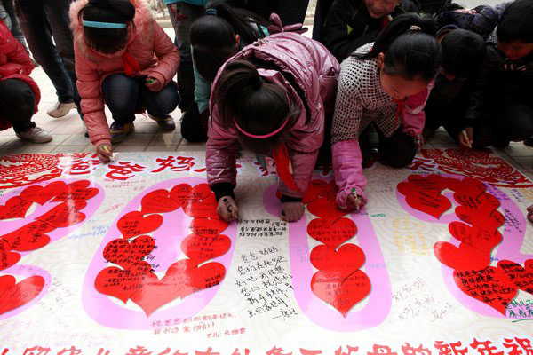 Left-behind kids make greeting card for parents