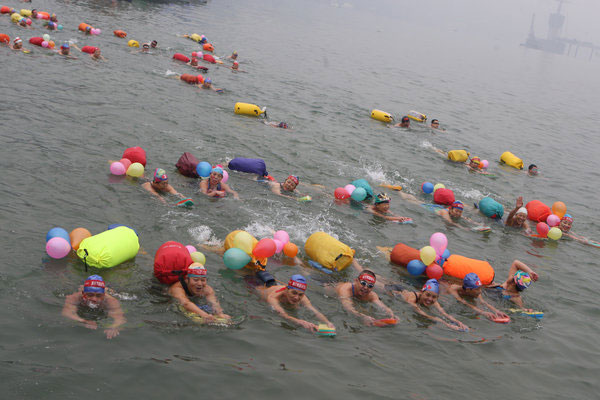 1,200 in frigid plunge across Yangtze