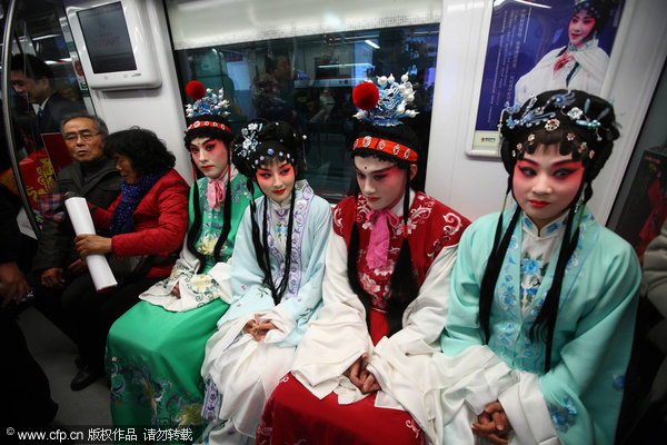 <EM>Kunqu</EM> opera singers share blessings on subway