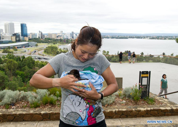 Li Na says 'cheese' with baby kangaroo in Australia