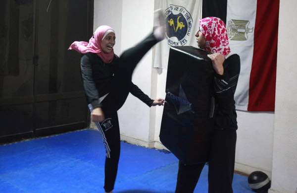 Cairo women take up self-defence class