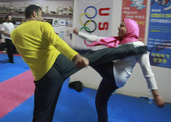Cairo women take up self-defence class