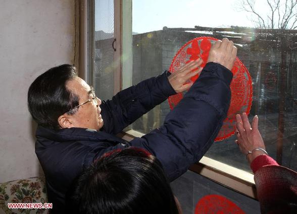 President Hu joins public to celebrate New Year