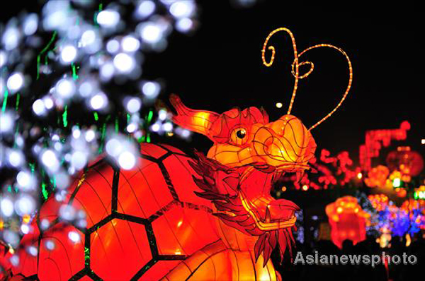 Dragon lanterns light up square in NW China