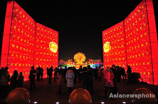 Dragon lanterns light up square in NW China