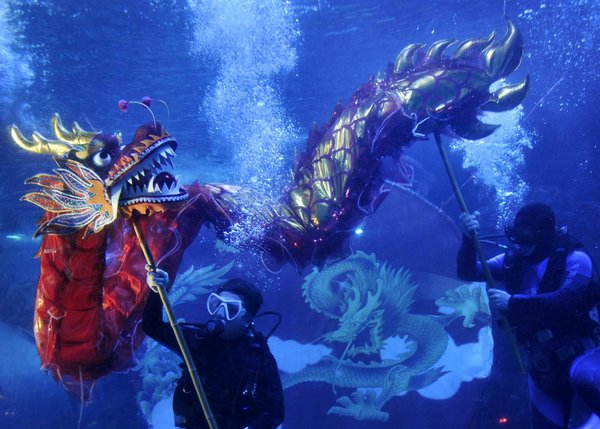 Underwater dragon dance greets New Year