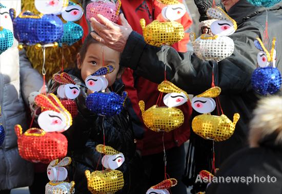 Festival lanterns draw tourists in Nanjing