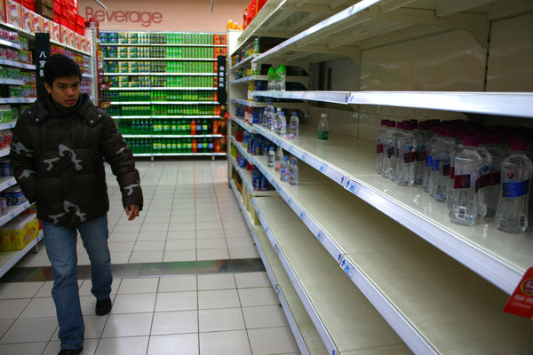 Chemical spill sparks rush for bottled water