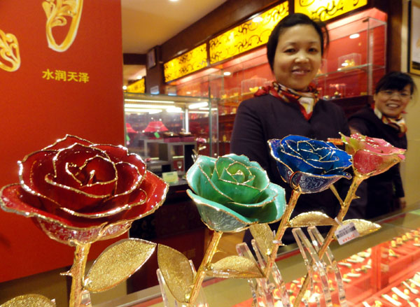 Golden roses bloom for Valentine's market