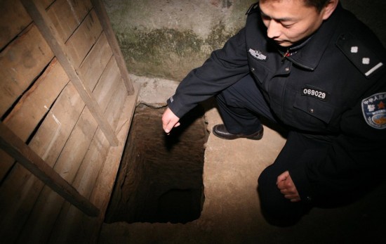 Ancient tomb raiders seized by police