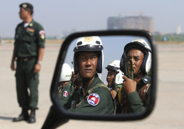 Policemen train for the upcoming ASEAN Summit