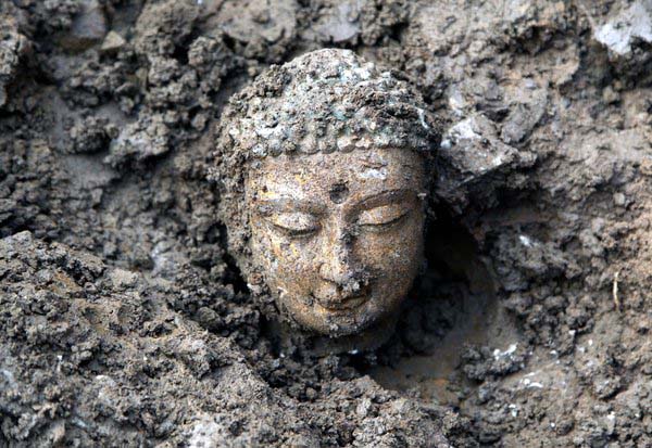Images of unearthed Buddha statues