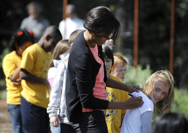 Kids helps US first lady plant White House garden