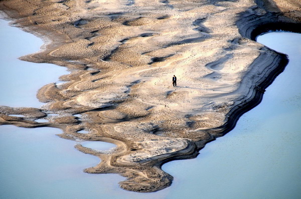 Serious drought dries up river in C China