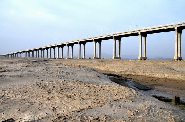 Serious drought dries up river in C China