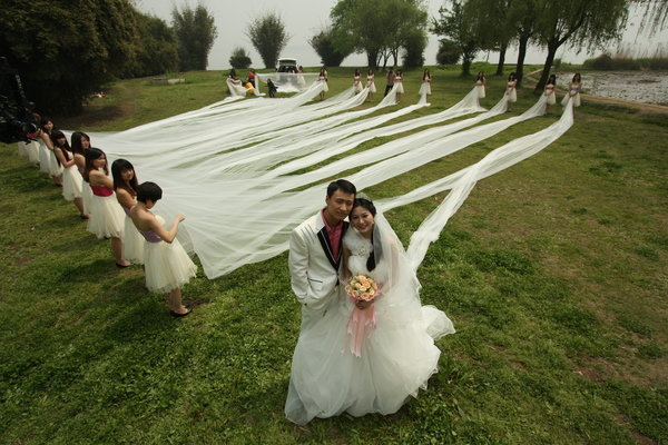 520-meter wedding train says 'I love you'