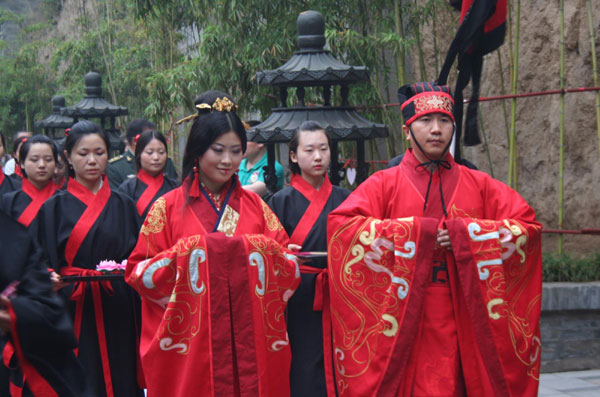 Couples wed in ancient style