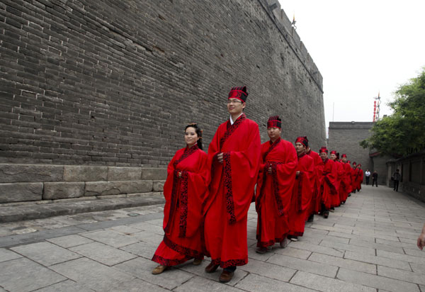 Couples wed in ancient style