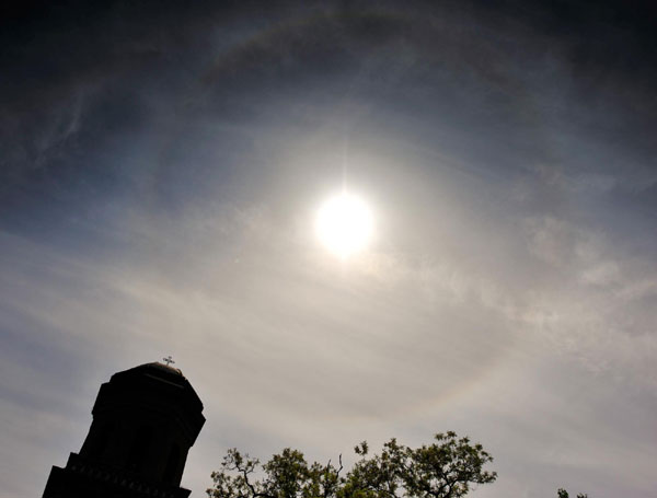 Solar halo emerges over Beijing