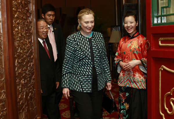 Clinton visits Wanshou Temple