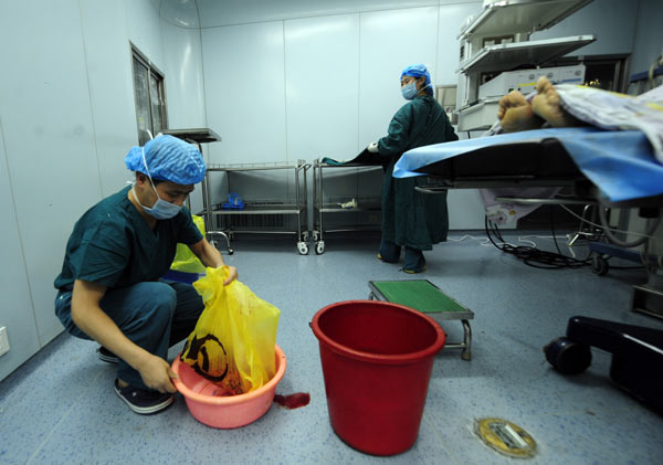 Male nurses overcome hurdles in SW China