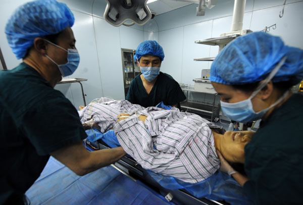 Male nurses overcome hurdles in SW China