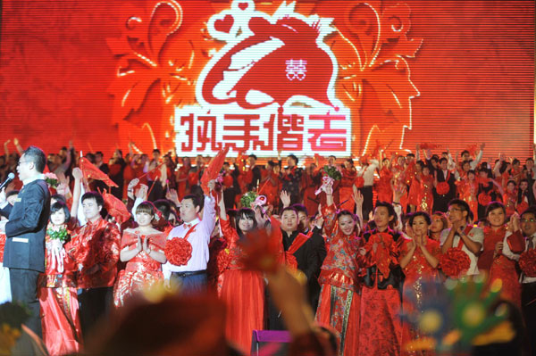 462 couples tie the knot in E China group wedding