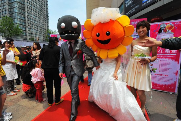 Fans hold Plants vs. Zombies wedding ceremony