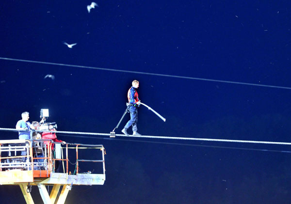 Stuntman crosses Niagara Falls on tightrope