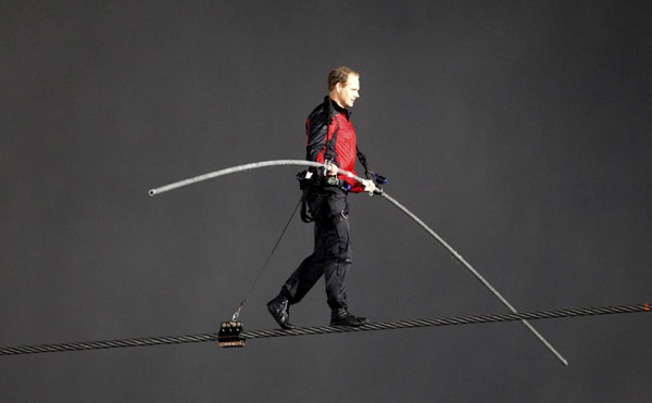 Stuntman crosses Niagara Falls on tightrope