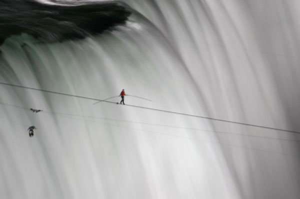 Stuntman crosses Niagara Falls on tightrope