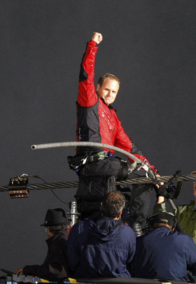 Stuntman crosses Niagara Falls on tightrope