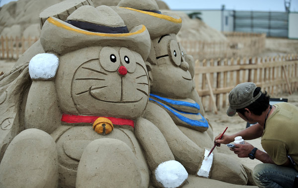 Sand sculptures wow visitors in Fujian