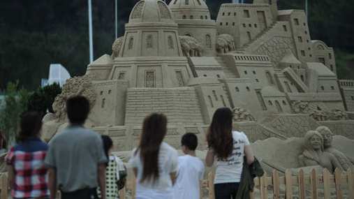 Sand sculptures wow visitors in Fujian