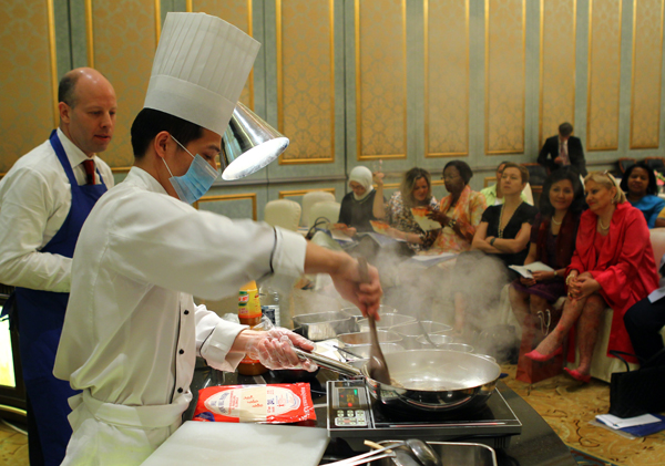 Ambassadors' wives learn to make Chinese dim sum