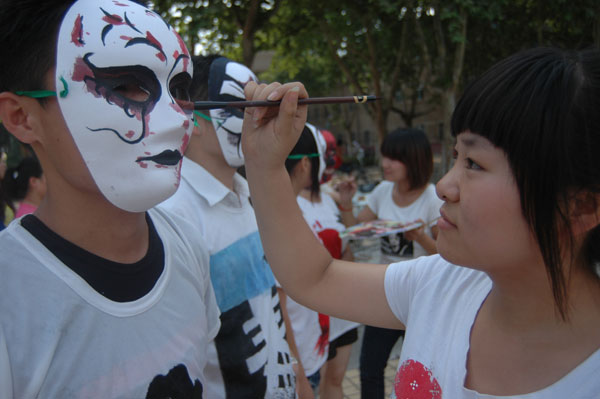 Students hit streets to raise anti-drug awareness