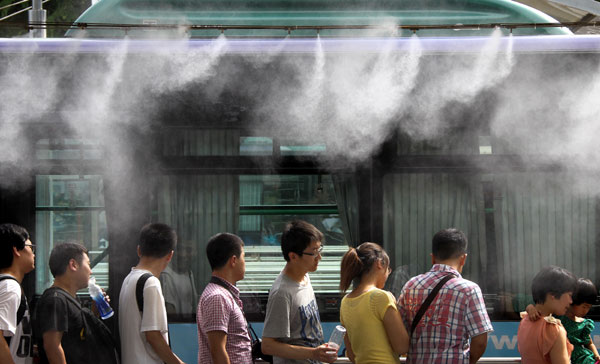 Passengers at E China bus station stay cool