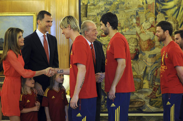 Spain players welcomed by King and Prince