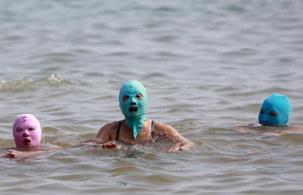 Enjoy the beach with a nylon mask