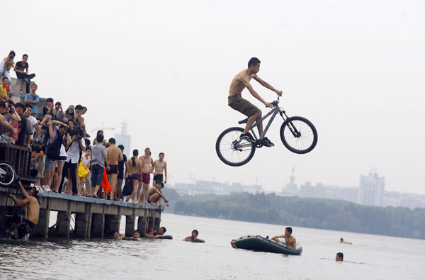 Cyclists dive into lake in C. China
