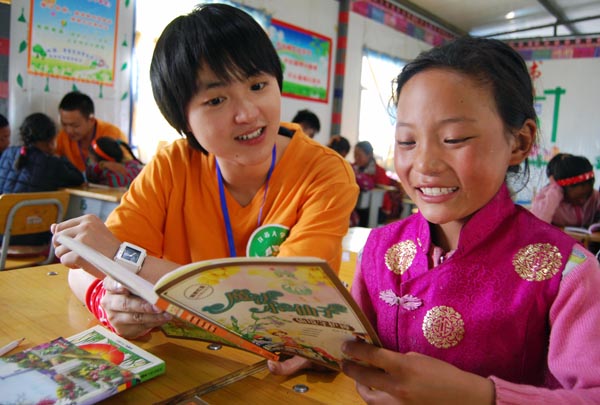 Volunteers help children in quake-hit Yushu