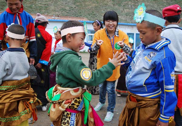 Volunteers help children in quake-hit Yushu