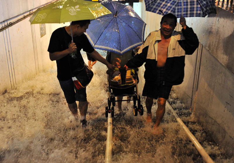 Heavy rain lashes Beijing