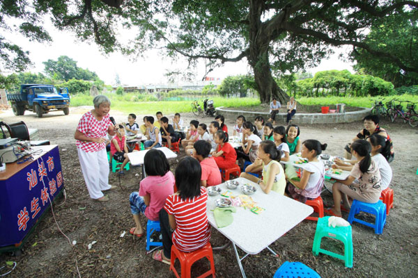 Children learn labor skills during vacation