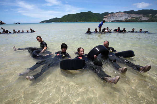 109 future bodyguards accept training in Sanya