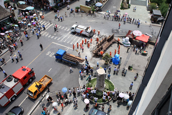 Collapsed arch kills 2 in Hangzhou