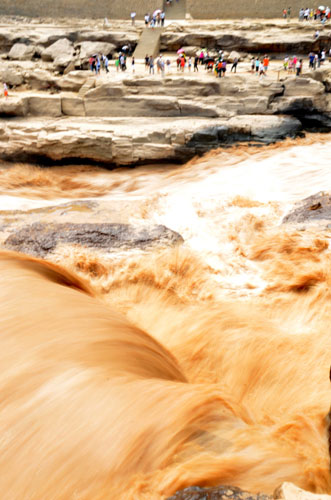 Grand waterfall attracts tourists